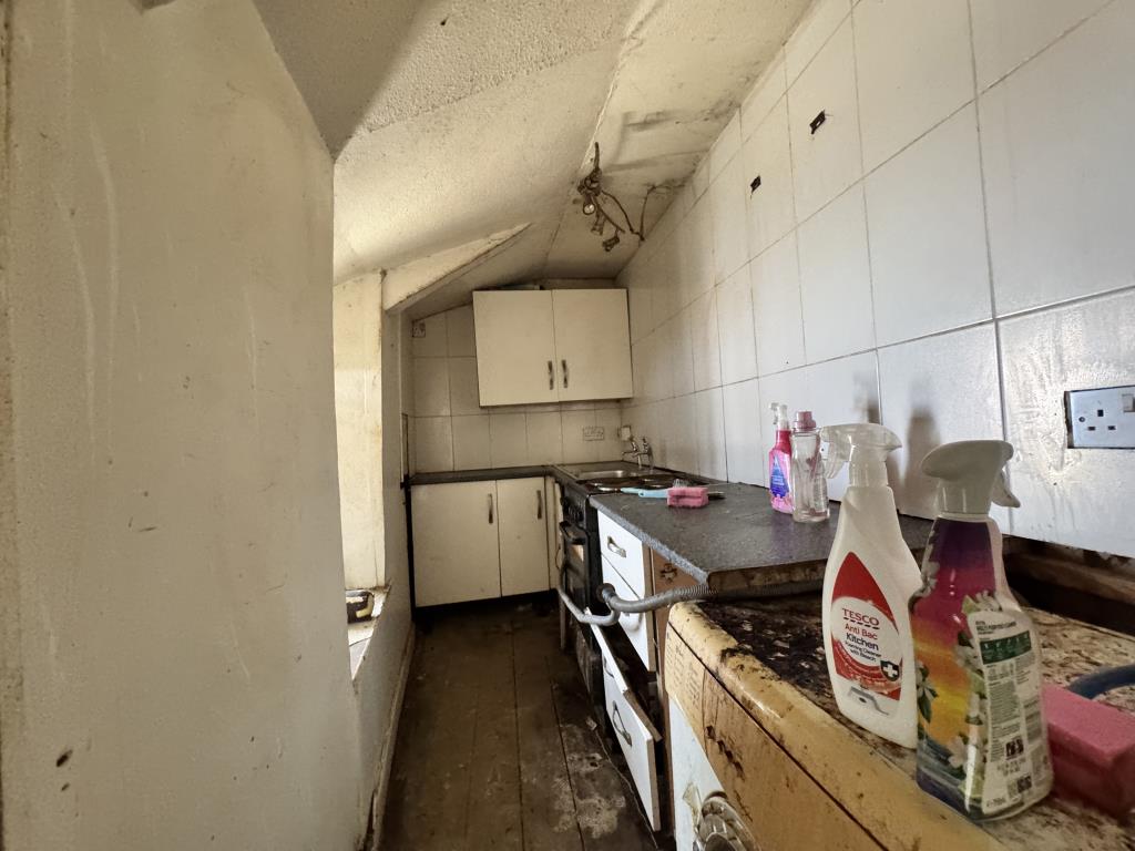 Lot: 14 - COMMERCIAL PREMISES WITH ONE-BEDROOM MAISONETTE - Kitchen in flat